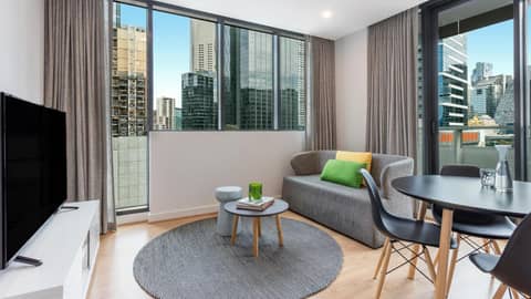 Oaks Melbourne Southbank Suites — hotel room