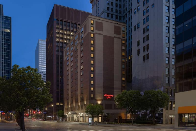Hampton Inn Cleveland-Downtown — building