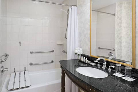 The Atterbury Hotel, Autograph Collection — bathroom