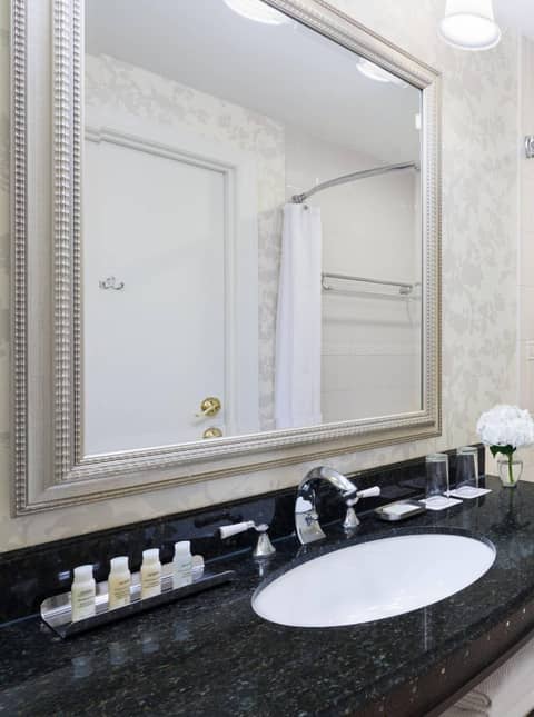 The Atterbury Hotel, Autograph Collection — bathroom