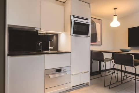 Adina Apartment Hotel Hamburg Speicherstadt — kitchen