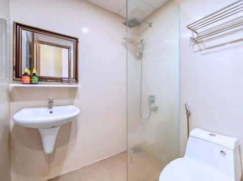 Dubai Hotel — bathroom