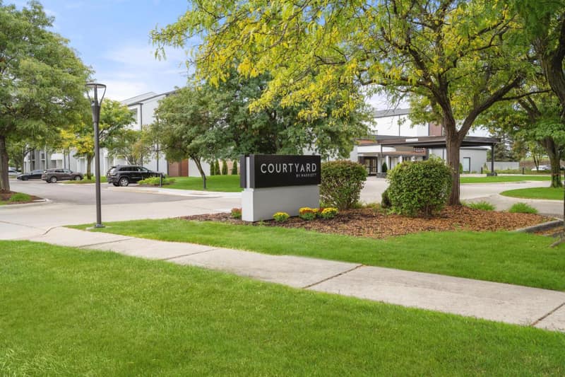 Courtyard Detroit Metro Airport Romulus — building