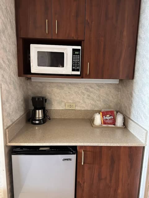 Breakers Resort Inn — kitchen