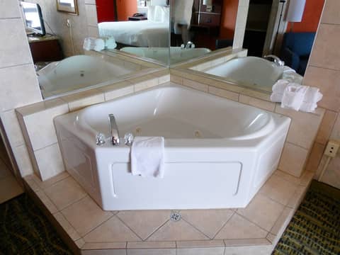 Breakers Resort Inn — bathroom