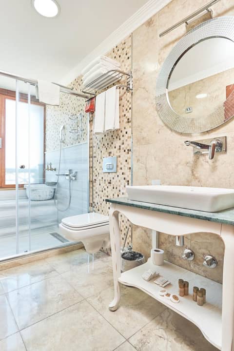 Best Western Empire Palace Hotel & Spa — bathroom