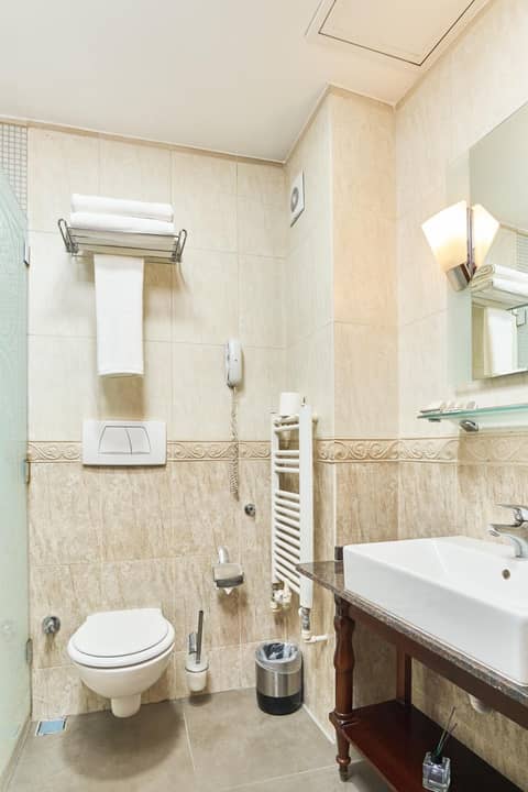 Best Western Empire Palace Hotel & Spa — bathroom