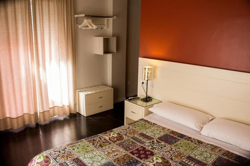 Hostal San Vicente II — hotel room
