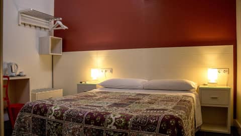 Hostal San Vicente II — hotel room