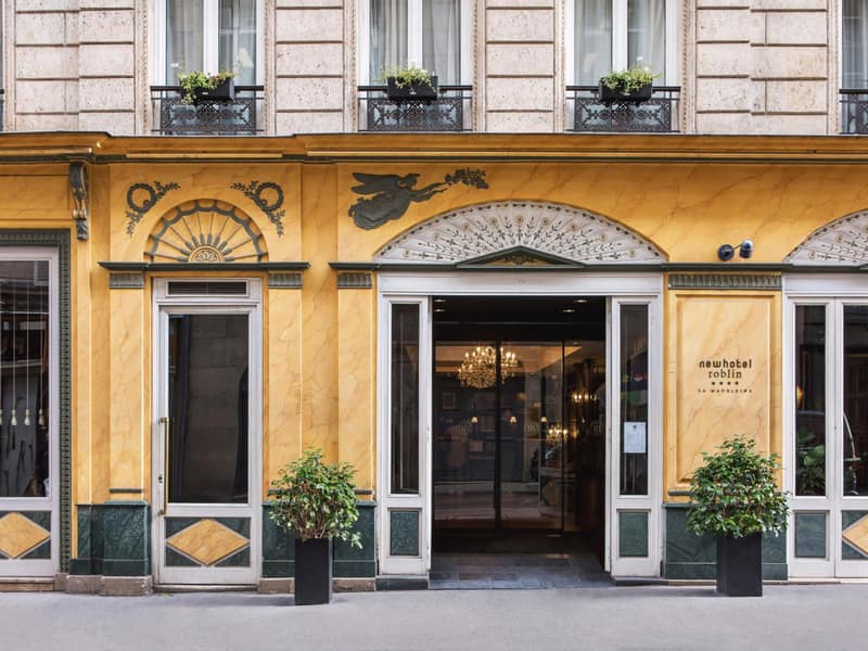 New Hotel Roblin — entrance