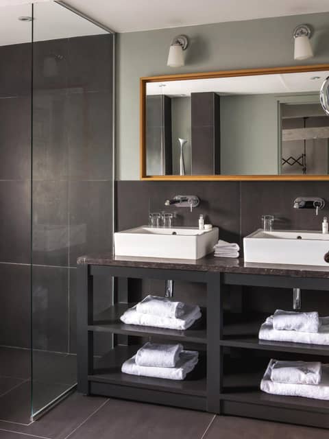 New Hotel Roblin — bathroom