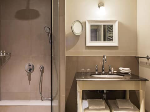 New Hotel Roblin — bathroom