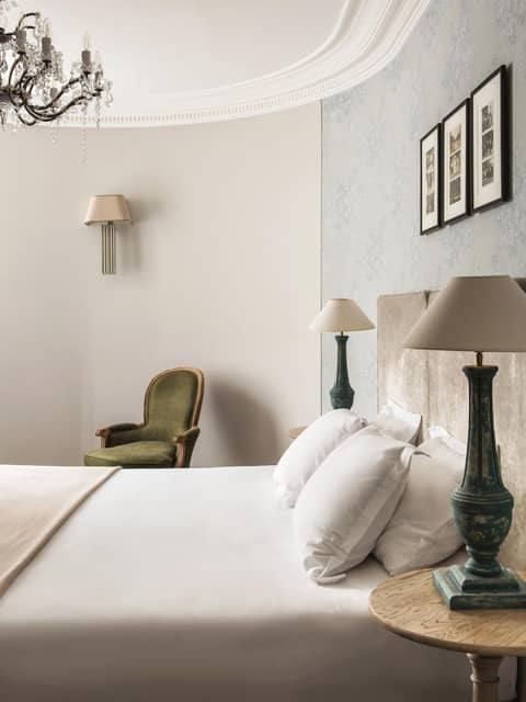 New Hotel Roblin — bedroom