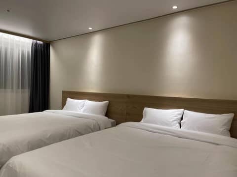 The garden hotel — hotel room