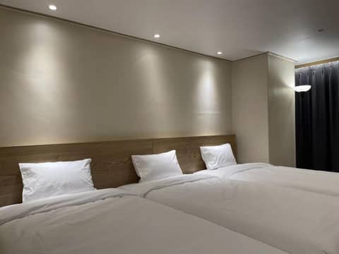 The garden hotel — hotel room