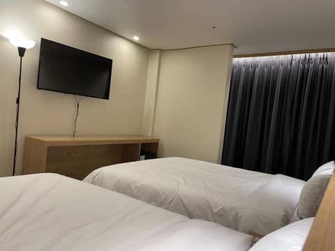 The garden hotel — hotel room