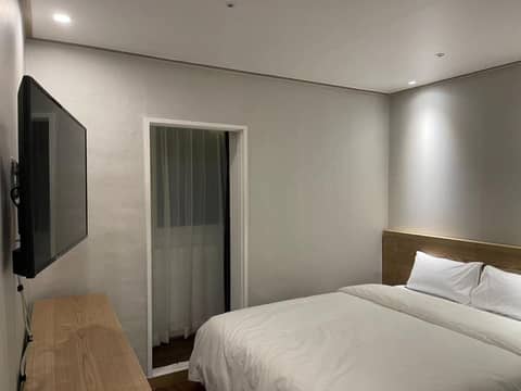 The garden hotel — hotel room