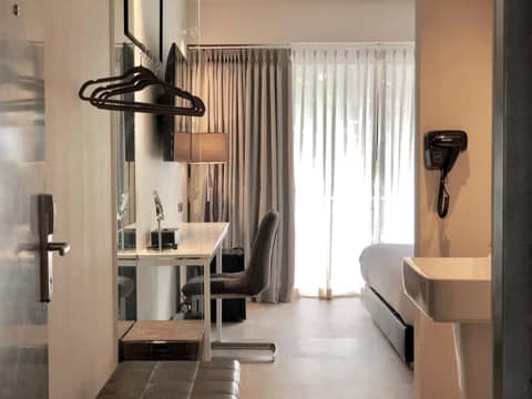 POR Daowadung — hotel room