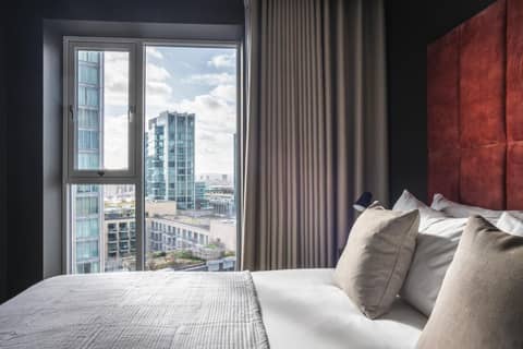 The Gate London City — hotel room