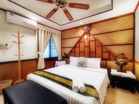 TAVEE Guesthouse — hotel room