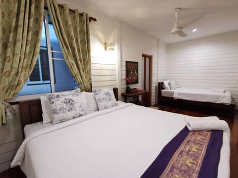TAVEE Guesthouse — hotel room