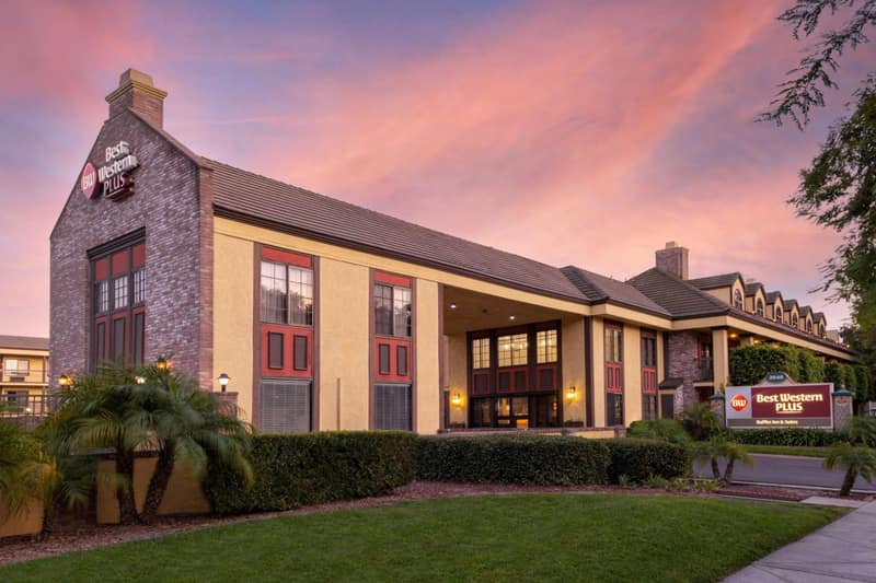 Best Western Plus Raffles Inn & Suites — building