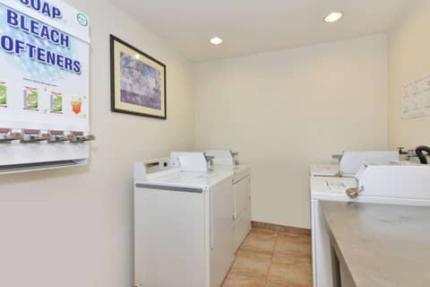 Best Western Plus Raffles Inn & Suites — photo 3