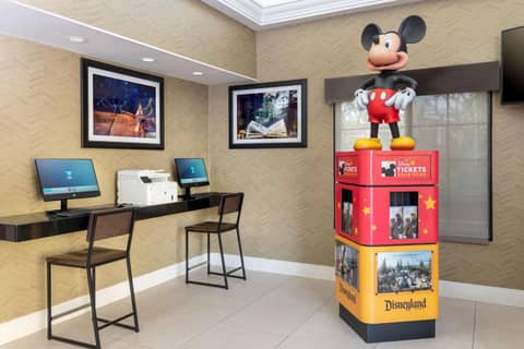 Best Western Plus Raffles Inn & Suites — photo 5
