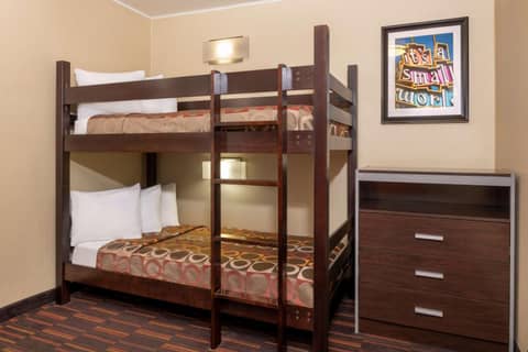 Best Western Plus Raffles Inn & Suites — photo 7