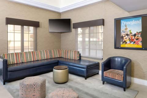 Best Western Plus Raffles Inn & Suites — photo 8