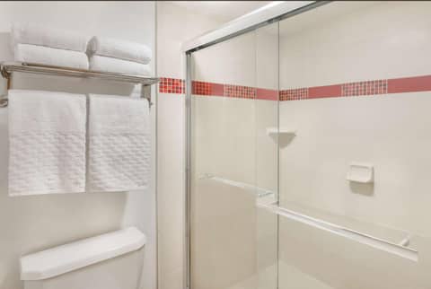 Best Western Plus Raffles Inn & Suites — photo 9