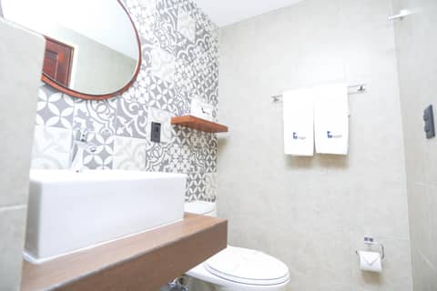 Hotel Parador — bathroom