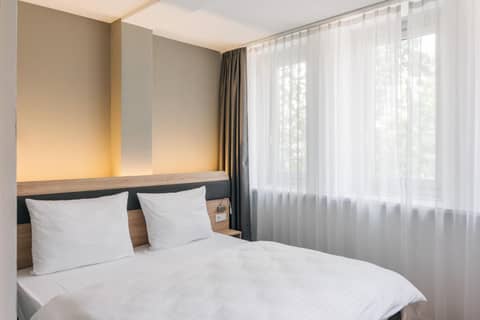 Homaris The Corner - Self-Check In — hotel room