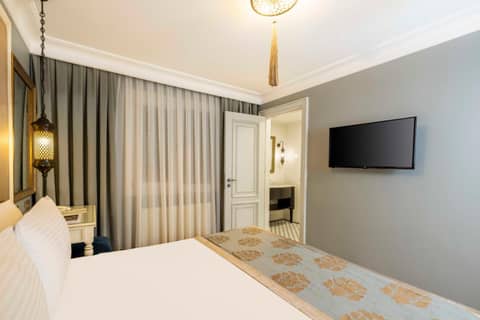 Raymond Hotel Old City — photo 4
