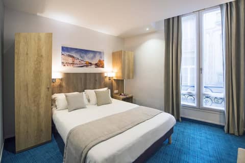 Hôtel Eugénie — hotel room