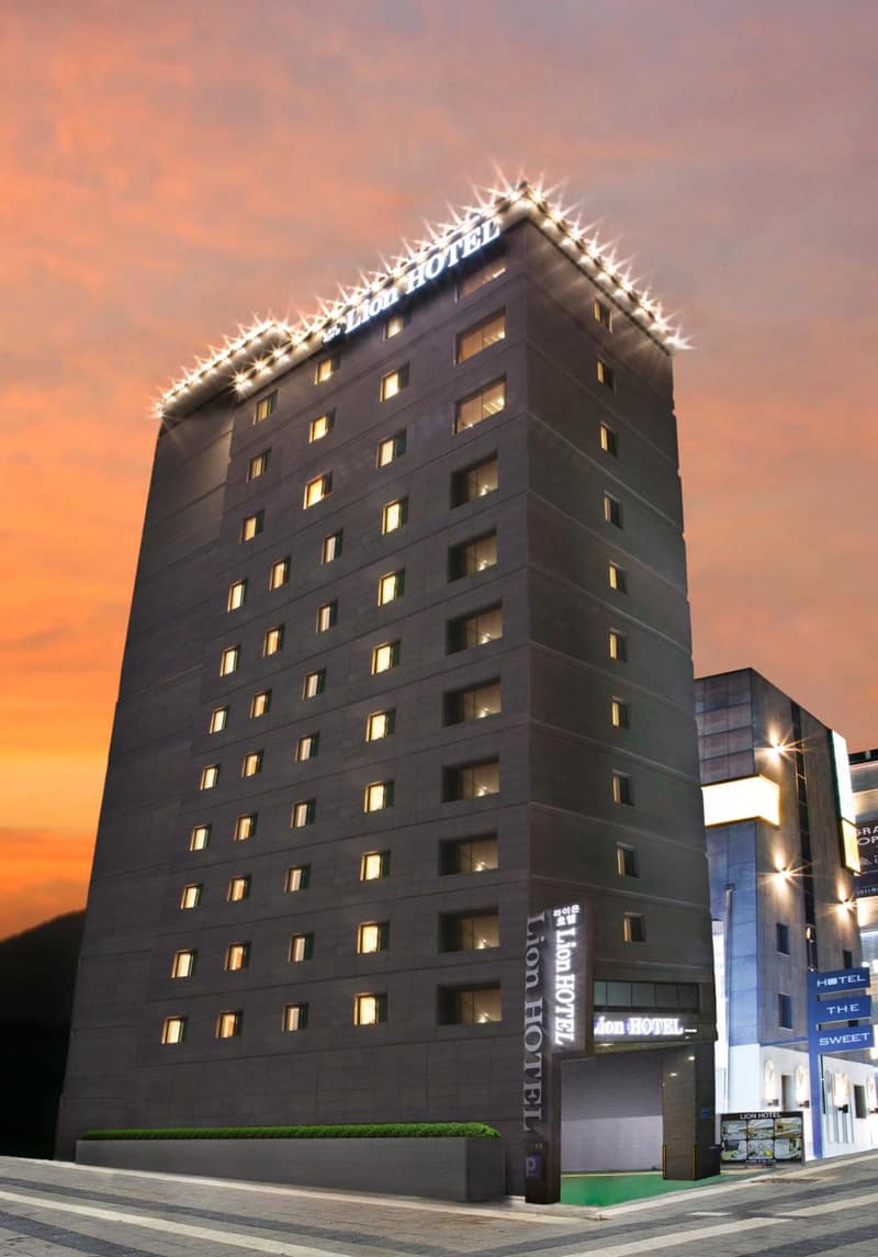 Lion Hotel — building