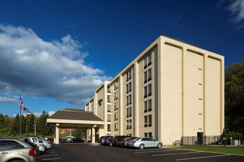 Hampton Inn Pittsburgh Greentree — building