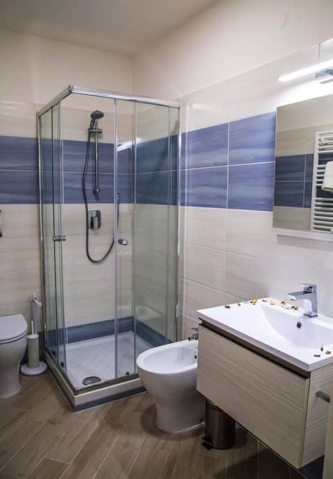 Borgo Angioino — bathroom