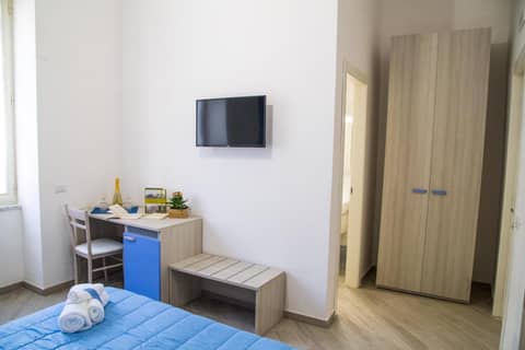 Borgo Angioino — hotel room