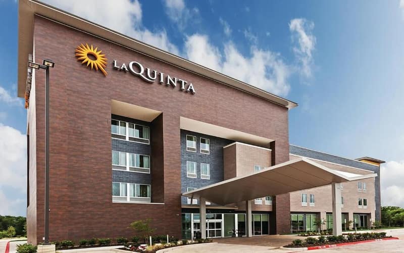 La Quinta Inn & Suites by Wyndham Louisville NE - Old Henry Rd — building