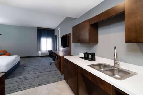 La Quinta Inn & Suites by Wyndham Louisville NE - Old Henry Rd — photo 2