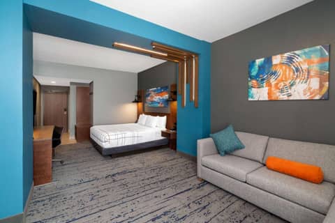 La Quinta Inn & Suites by Wyndham Louisville NE - Old Henry Rd — photo 3