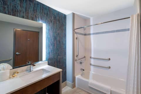 La Quinta Inn & Suites by Wyndham Louisville NE - Old Henry Rd — photo 5