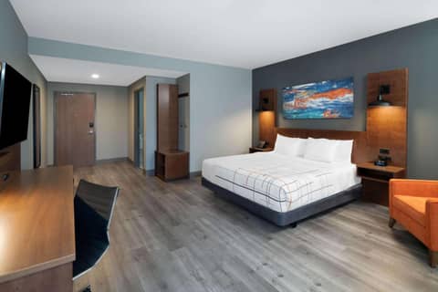 La Quinta Inn & Suites by Wyndham Louisville NE - Old Henry Rd — photo 7