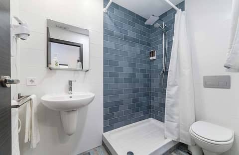 Nanit Valencia Hostel — bathroom