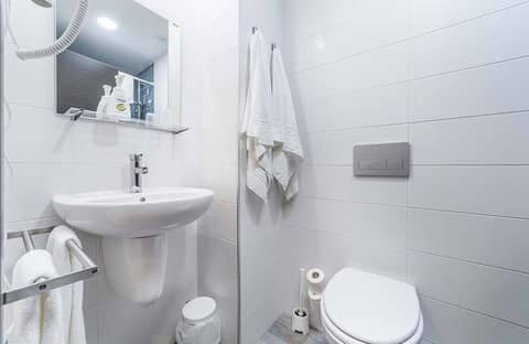 Nanit Valencia Hostel — bathroom