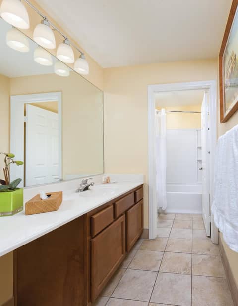 Club Wyndham Dolphin's Cove — bathroom