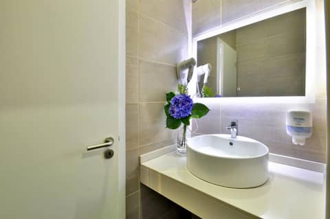 Porto Domus Hotel — bathroom