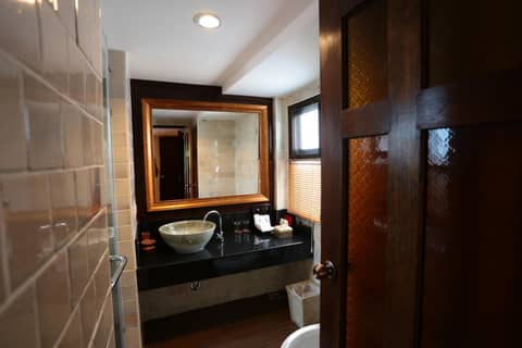Viang Thapae Resort — bathroom