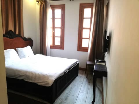 Woo TOWN — hotel room